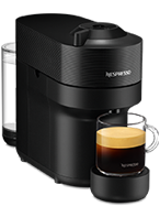 Czarny ekspres do kawy z filiżanką pełną kawy. Na urządzeniu widoczne jest logo \'Nespresso\'.