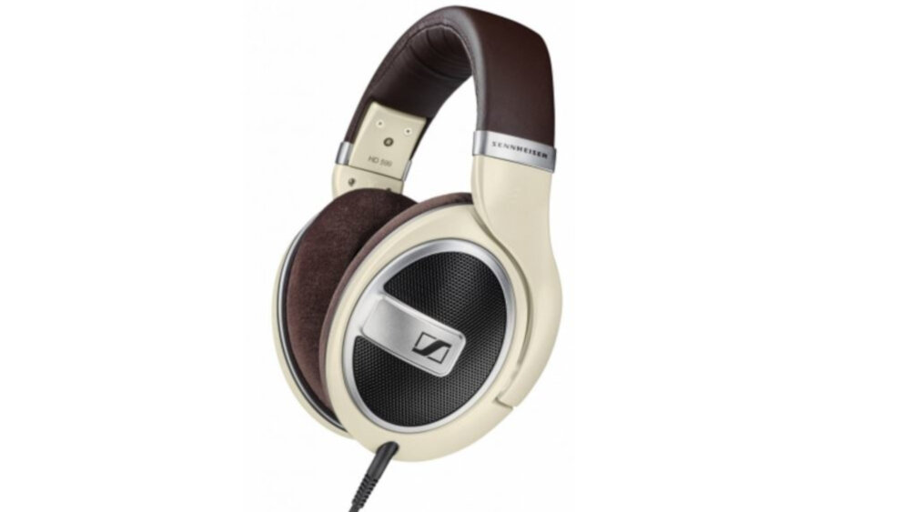 Słuchawki nauszne w kolorze kremowym z brązowymi elementami, posiadają logo Sennheiser na nauszniku. Widoczny jest również napis \'HD 599\' na pałąku.