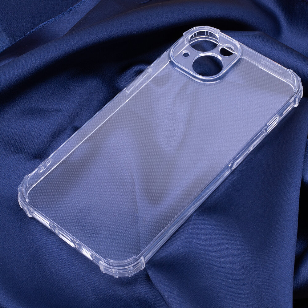 Przezroczysta nakładka ochronna na telefon leży na ciemnoniebieskim materiale. Nakładka ma wycięcia na aparat i przyciski.