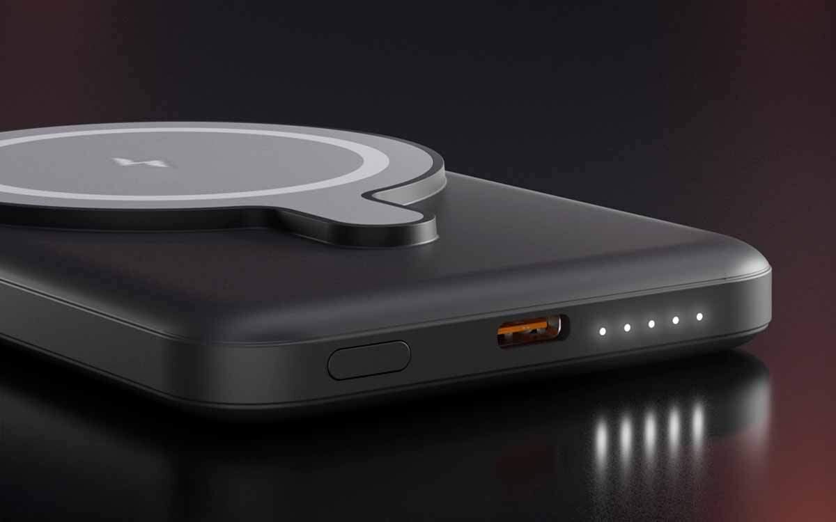 Czarny powerbank z okrągłym elementem na powierzchni, posiada port USB-C i pięć diod LED wskazujących poziom naładowania. Obok portu znajduje się przycisk.