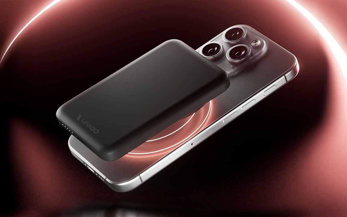 Na obrazie widoczny jest czarny powerbank z logo \'UNIQO\', umieszczony na smartfonie z trzema obiektywami aparatu. W tle widać świetlisty okrąg, który podkreśla nowoczesny design urządzeń.