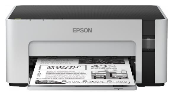 Na zdjęciu widoczna jest drukarka z logo EPSON, z której wysuwa się zadrukowana kartka papieru. Drukarka ma biało-czarną obudowę.