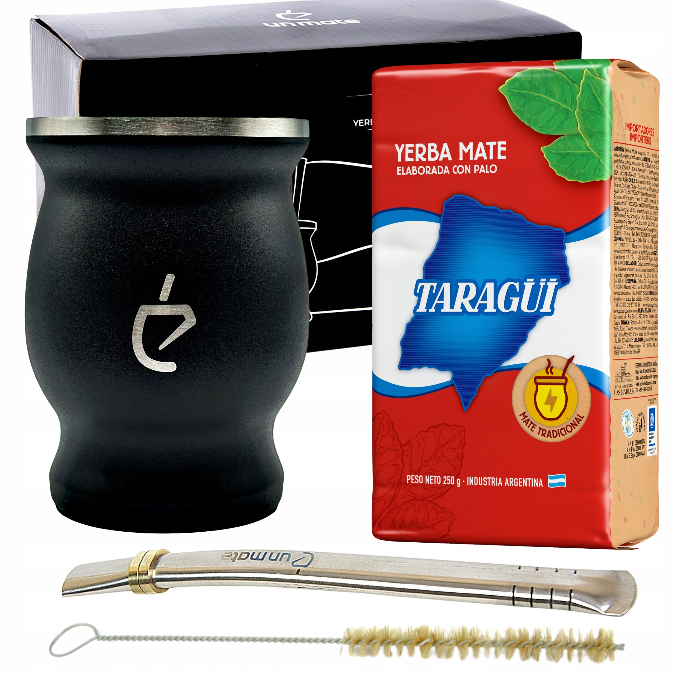 Na obrazie znajduje się czarny kubek z metalowym obrzeżem i logo, paczka yerba mate Taragui oraz metalowa bombilla z napisem \'Un Mate\' i szczoteczka do czyszczenia. W tle widoczny jest czarny karton z logo \'unmate\'.