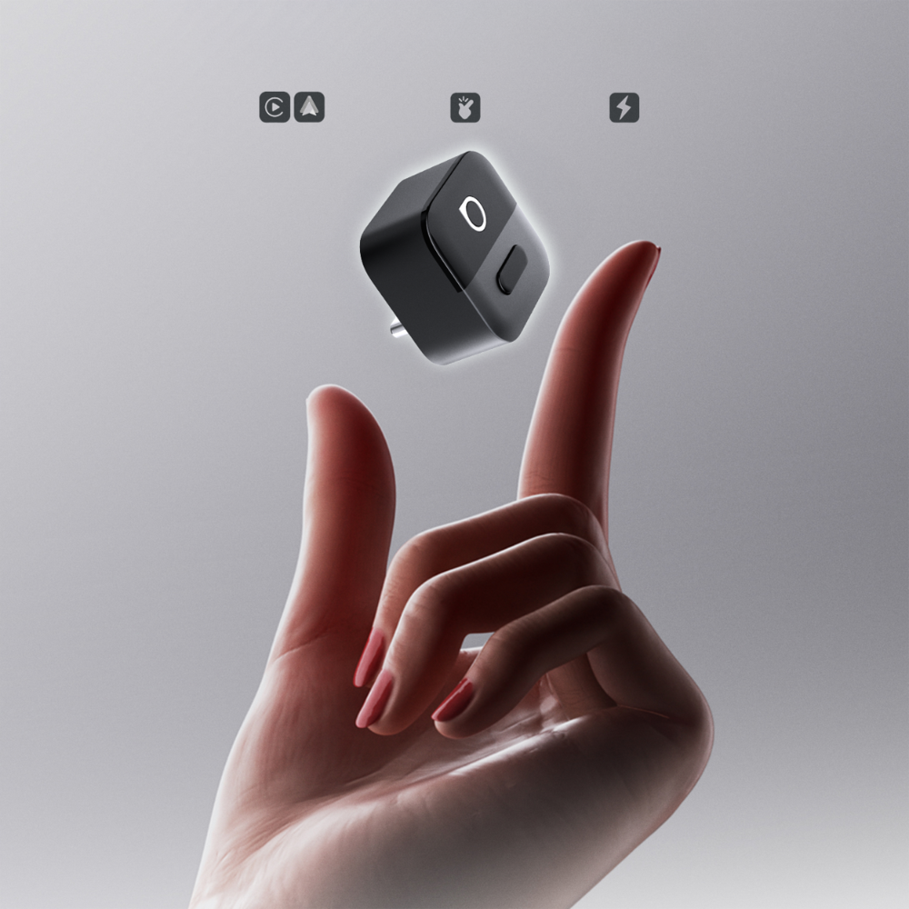 Na obrazie widoczny jest czarny adapter USB-C unoszący się nad dłonią. W tle znajdują się ikony symbolizujące różne funkcje urządzenia.