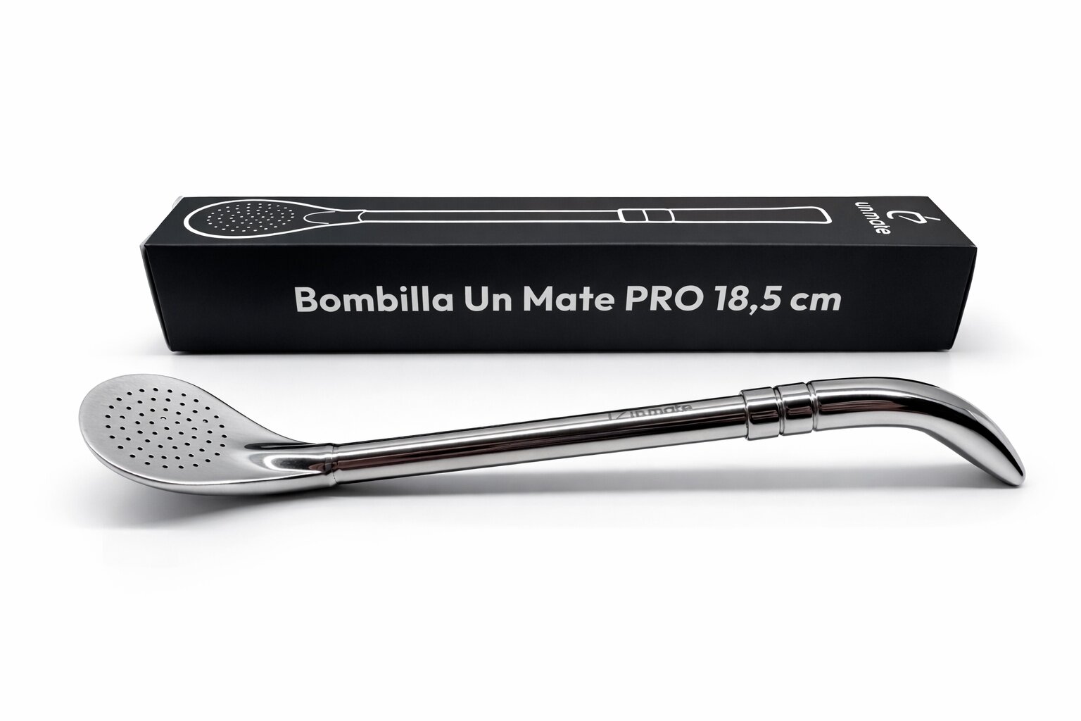 Na obrazie widoczna jest metalowa bombilla o długości 18,5 cm, leżąca przed czarnym pudełkiem z napisem \'Bombilla Un Mate PRO 18,5 cm\'.
