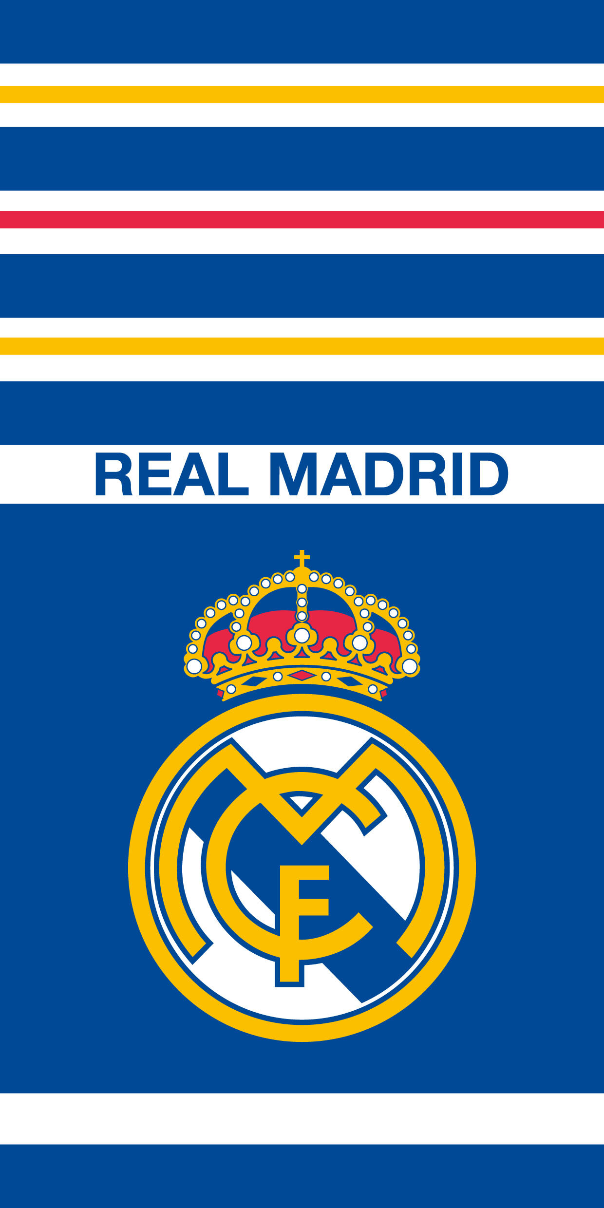 Duży ręcznik plażowy w kolorze niebieskim z logo klubu Real Madrid oraz napisem \'REAL MADRID\'.