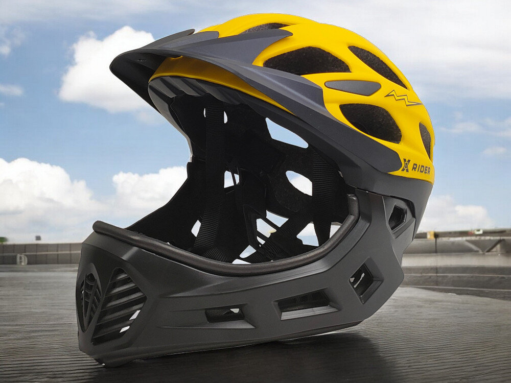 Kask w kolorze czarno-żółtym z odpinaną szczęką, z widocznym logo \'XRIDER\'.