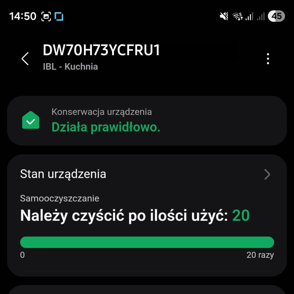 Przeglądanie historii czyszczenia Ekran aplikacji pokazujący stan zmywarki SAMSUNG DW70H73YCFEU1. Informacja o konserwacji urządzenia: \'Działa prawidłowo\', oraz zalecenie samooczyszczania po 20 użyciach.