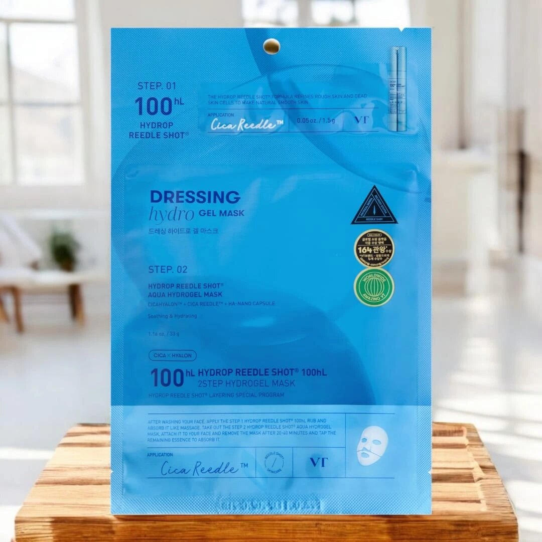 Opakowanie hydrożelowej maski VT Cosmetics Hydrop Reedle Shot 100hl 2 step w kolorze niebieskim z widocznymi napisami: \'STEP. 01 100hL HYDROP REEDLE SHOT\', \'DRESSING hydro GEL MASK\', \'STEP. 02 HYDROP REEDLE SHOT AQUA HYDROGEL MASK\'.