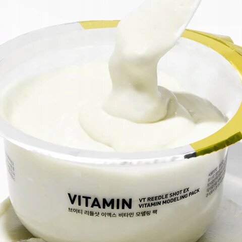 Biały kremowy produkt w przezroczystym opakowaniu z napisem \'VITAMIN VT REEDLE SHOT EX VITAMIN MODELING PACK\'.