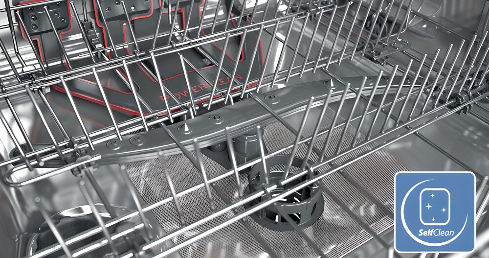 Wnętrze zmywarki z widocznymi metalowymi koszami i elementami spryskującymi. W prawym dolnym rogu znajduje się niebieska ikona z napisem \'SelfClean\'.