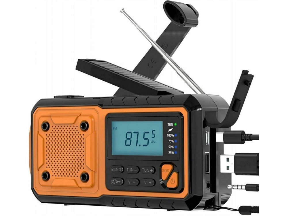 Przenośne radio w kolorze czarno-żółtym z wyświetlaczem pokazującym częstotliwość 87.5 MHz. Radio posiada antenę, panel z przyciskami oraz różne porty po bokach.