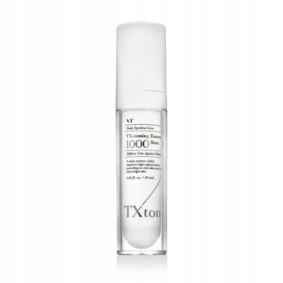 Biały flakon z przezroczystą nakrętką zawiera serum do przebarwień VT Cosmetics TX Toning Essence 1000 Shot o pojemności 30 ml. Na etykiecie widoczny jest tekst: \'Daily Spotless Care, TX-toning Essence, 1000 Shot, Define Care Against Melanin, A daily essence visibly improves light pigmentation, providing an even skin tone for clear, bright skin, 1.01 fl. oz. / 30 mL\'.