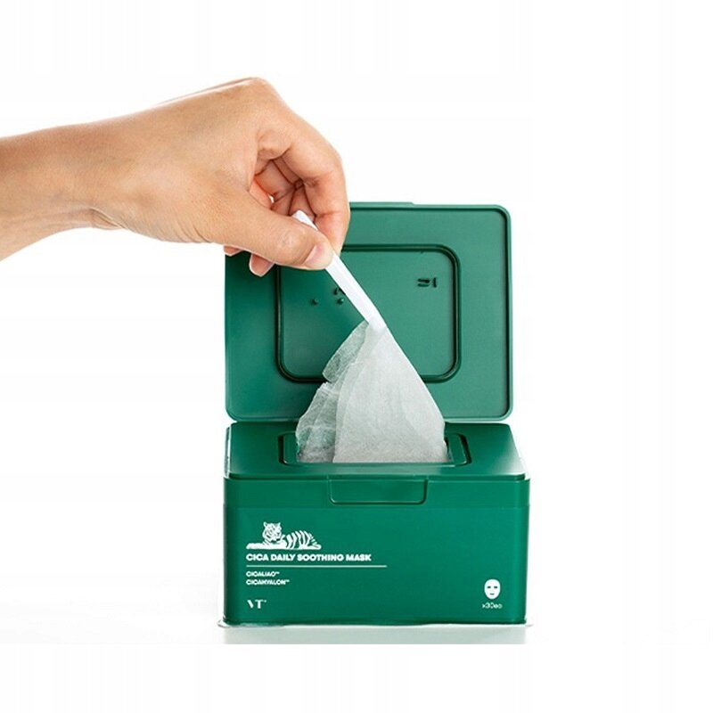Zielone opakowanie z otwartą pokrywą, z którego wyciągana jest maska w płachcie. Na opakowaniu widoczny jest tekst: \'CICA DAILY SOOTHING MASK\', \'CICALIAO\', \'CICAHIALON\', \'x30ea\'.