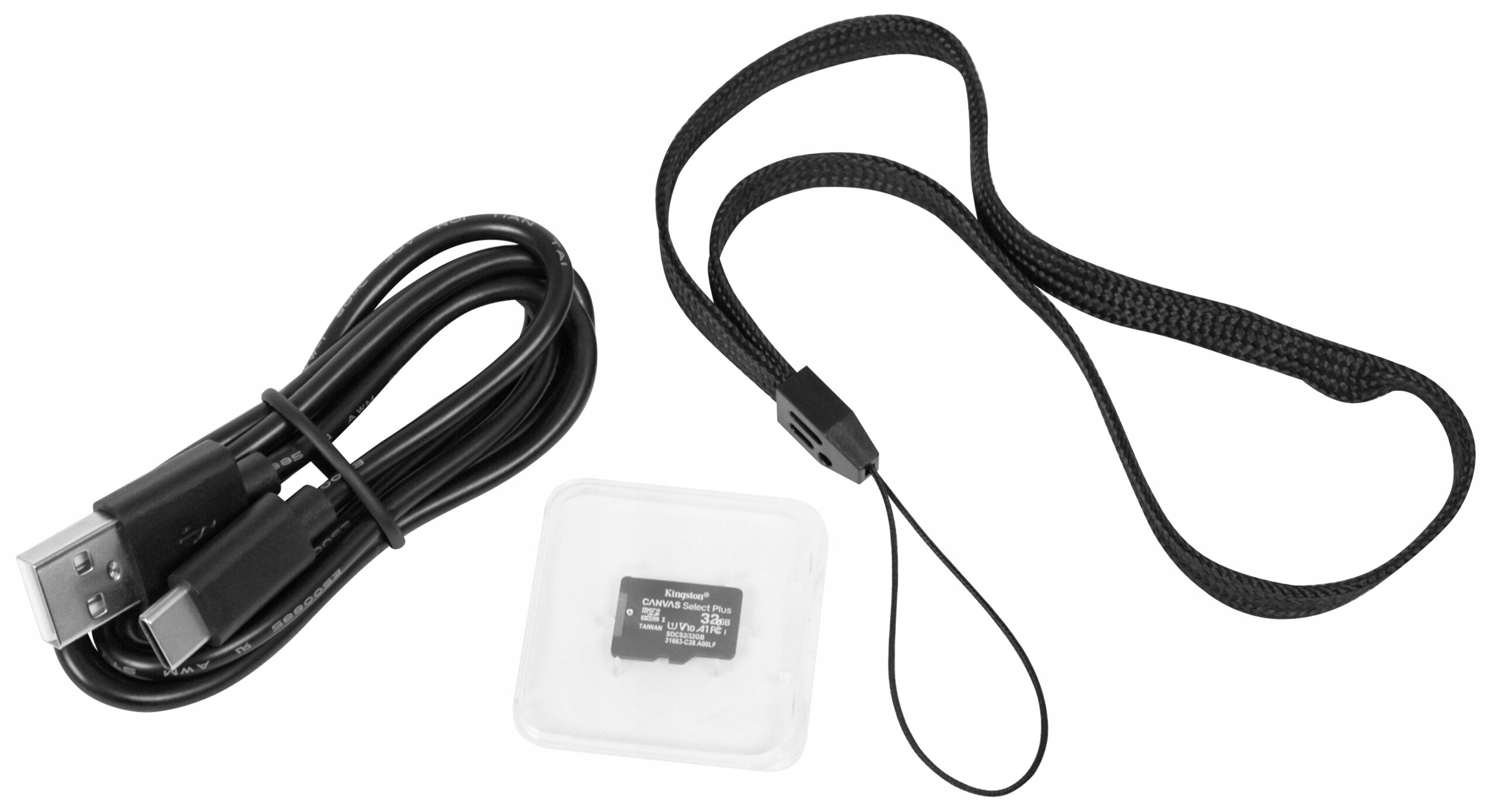 Na obrazie widoczny jest czarny kabel USB, czarna smycz oraz karta microSD w przezroczystym etui. Na karcie widnieje napis: \'Kingston 32GB microSDHC\'.
