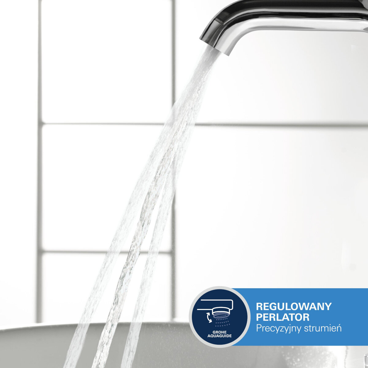 BATERIA UMYWALKOWA GROHE ESSENCE STOJĄCA 23590001 CHROM Zdjęcie przedstawia strumień wody wypływający z chromowanej wylewki baterii, skierowany pod lekkim kątem dzięki regulowanemu perlatorowi. W prawym dolnym rogu znajduje się grafika z informacją o precyzji strumienia regulacja kąta strumienia perlator wygoda użycia umywalka woda poza ceramiką