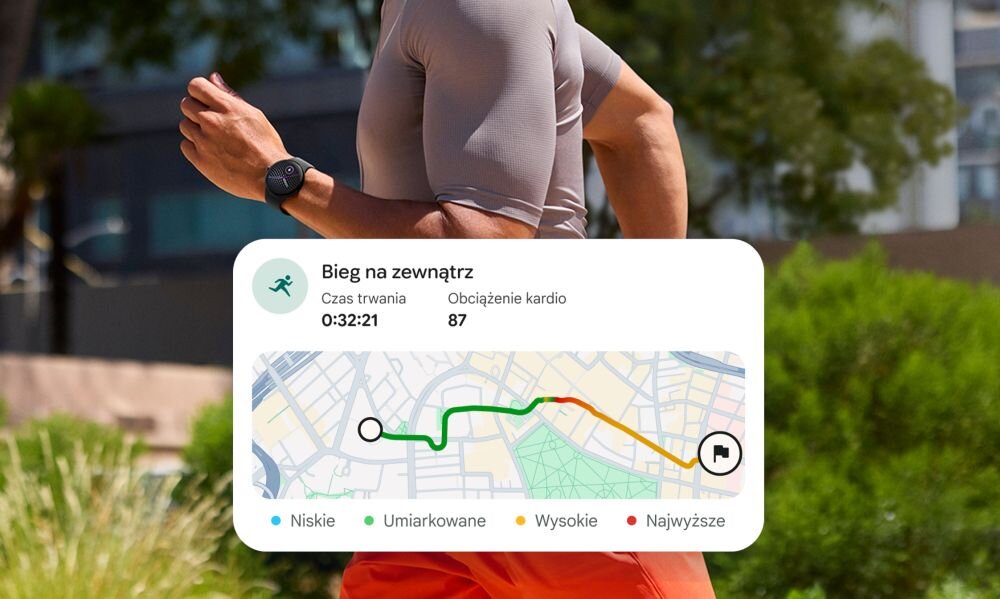 Osoba biegnie na zewnątrz, nosząc smartwatch na nadgarstku. Nałożona grafika pokazuje mapę trasy biegu z oznaczeniami intensywności oraz informacjami: \'Bieg na zewnątrz\', \'Czas trwania 0:32:21\', \'Obciążenie kardio 87\'.