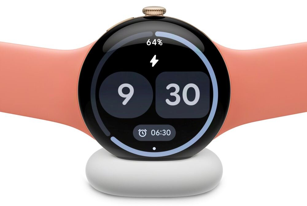 Smartwatch z okrągłym wyświetlaczem pokazuje godzinę 9:30, poziom naładowania 64% i ikonę budzika ustawionego na 6:30. Urządzenie ma różowy pasek i jest umieszczone na białej podstawce.