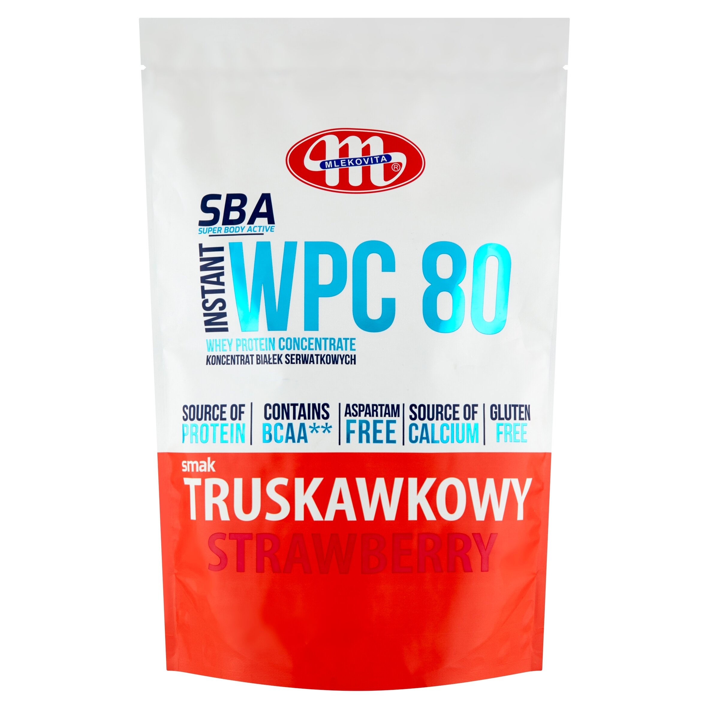 Opakowanie białka serwatkowego WPC 80 o smaku truskawkowym marki Mlekovita. Na opakowaniu widoczne są napisy: \'SBA SUPER BODY ACTIVE\', \'INSTANT WPC 80\', \'WHEY PROTEIN CONCENTRATE\', \'KONCENTRAT BIAŁEK SERWATKOWYCH\', \'SOURCE OF PROTEIN\', \'CONTAINS BCAA**\', \'ASPARTAM FREE\', \'SOURCE OF CALCIUM\', \'GLUTEN FREE\', \'smak TRUSKAWKOWY STRAWBERRY\'.