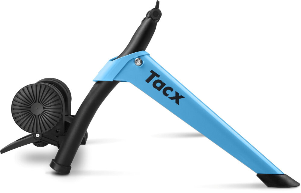 Trenażer rowerowy z niebieskim ramieniem i czarnym mechanizmem oporowym. Na ramieniu widoczne jest logo \'Tacx\'.