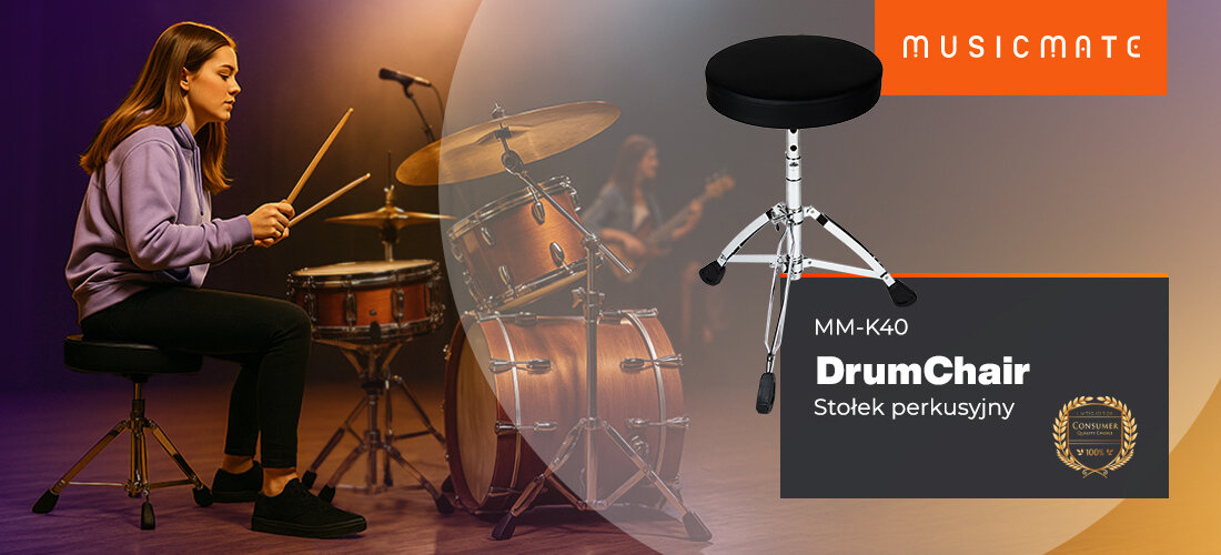 Obraz przedstawia osobę grającą na perkusji oraz stołek perkusyjny z napisem \'MM-K40 DrumChair Stołek perkusyjny\'. W prawym górnym rogu widoczne jest logo \'MUSICMATE\'.