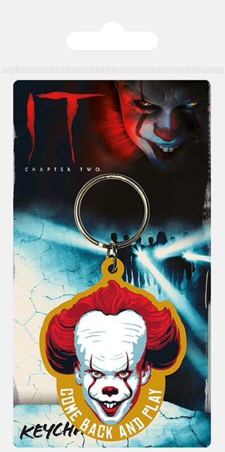 Gumowy brelok przedstawia postać z czerwonymi włosami i białą twarzą z napisem \'COME BACK AND PLAY\'. W tle widoczny jest plakat z filmu \'IT CHAPTER TWO\'.