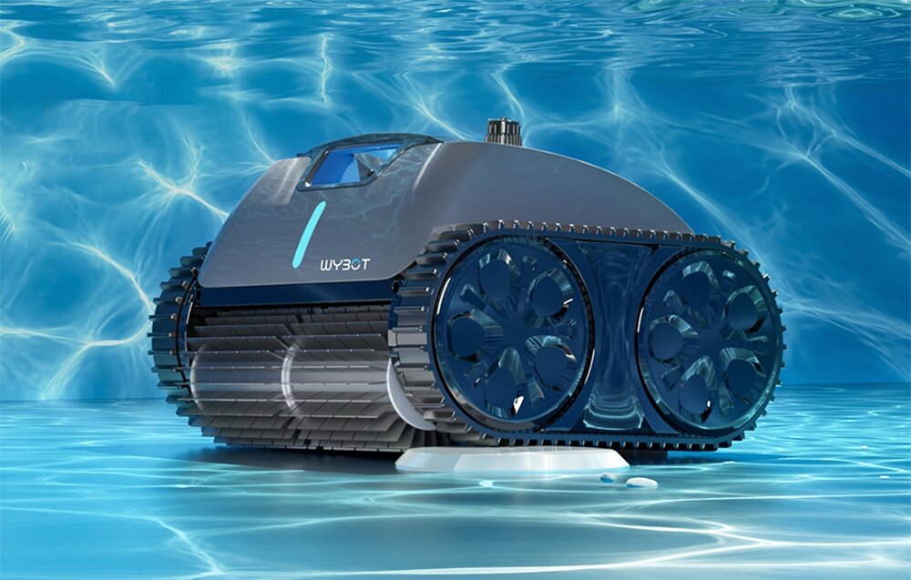 Robot do czyszczenia basenów z napisem \'WYBOT\' na obudowie, zanurzony w wodzie. Urządzenie ma gąsienicowy system poruszania się i nowoczesny design.