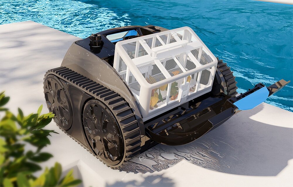 Robot do czyszczenia basenów z dużymi gąsienicami i przezroczystą obudową znajduje się na brzegu basenu. W tle widać wodę basenową i fragment roślinności.
