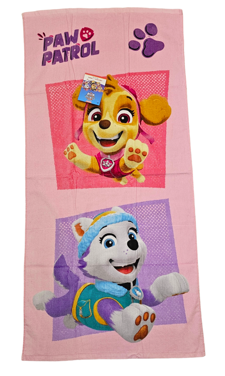 Różowy ręcznik dziecięcy z postaciami z bajki, przedstawiający Skye i Everest na kolorowych tłach. W górnym rogu widnieje napis \'PAW PATROL\' oraz symbol łapy.