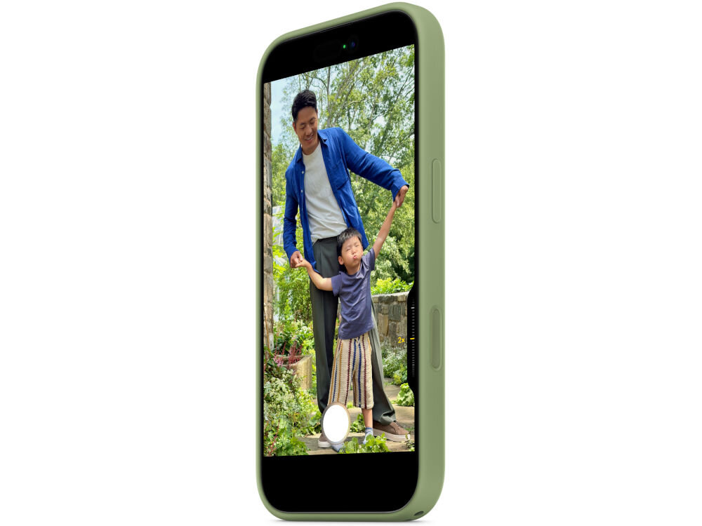 Etui w kolorze jasnego mchu na telefonie, na ekranie widoczna jest fotografia dorosłego i dziecka w ogrodzie. Etui posiada przyciski boczne i otwór na aparat.