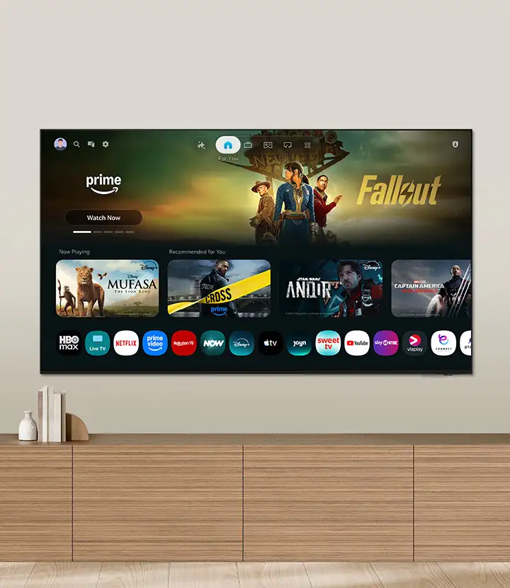 2026-one-ui-tizen-mo-eu 720x830 Telewizor wyświetla ekran główny z aplikacjami streamingowymi, takimi jak HBO Max, Netflix, Prime Video i Disney+. Na ekranie widoczne są również miniatury filmów, w tym \'Mufasa\' i \'Andor\'.