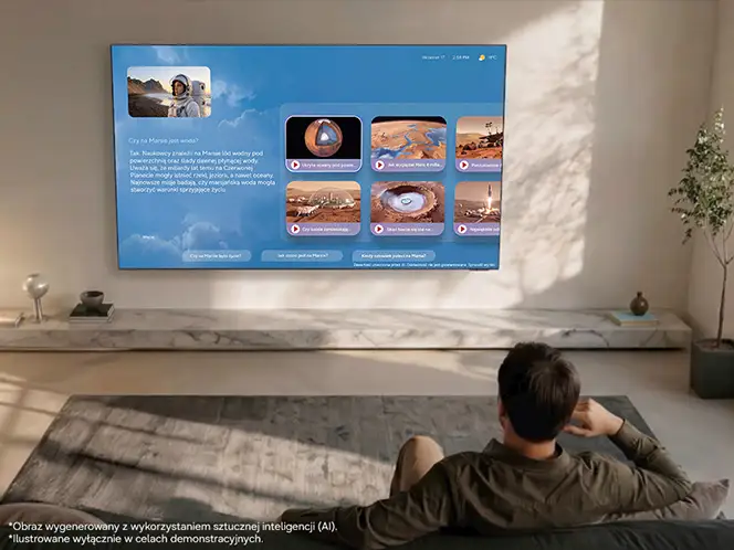 samsung-tv grafika www 2 664x498 Osoba siedzi na kanapie przed dużym telewizorem, na którym wyświetlany jest interfejs z niebieskim tłem i kilkoma obrazkami oraz tekstem. Na dole obrazu znajduje się napis: \'Obraz wygenerowany z wykorzystaniem sztucznej inteligencji (AI). Ilustrowane wyłącznie w celach demonstracyjnych.\'