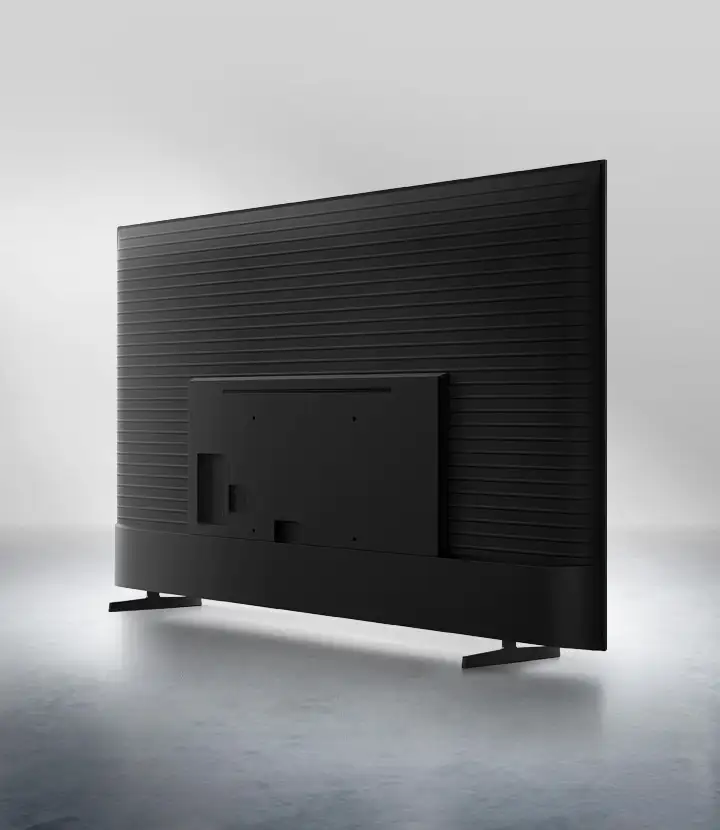 2026-metalstream-design-mo 720x830 Obraz przedstawia tył telewizora z czarną, żebrowaną obudową i prostokątną płytą montażową. Telewizor stoi na dwóch prostych nóżkach na jasnym tle.