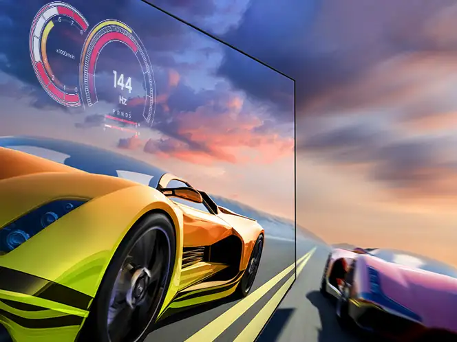2026-motion-xcelerator-144hz 664x498 Obraz przedstawia ekran telewizora z dynamiczną sceną wyścigu samochodowego, na którym widoczne są dwa sportowe auta. Na ekranie wyświetlany jest również wskaźnik z napisem \'144 Hz\'.