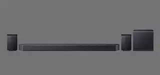 hw-q990f 320x150light Zestaw głośników składający się z soundbara, dwóch głośników satelitarnych i subwoofera, wszystkie w kolorze czarnym na szarym tle.