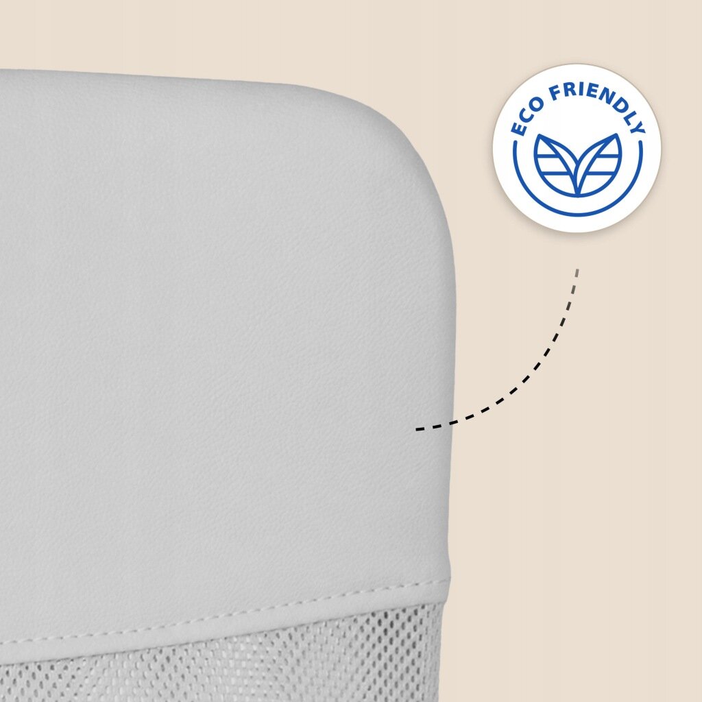 Fragment szarego fotela biurowego z mikrosiatki, obok znajduje się okrągłe logo z napisem \'ECO FRIENDLY\' i symbolem liścia.