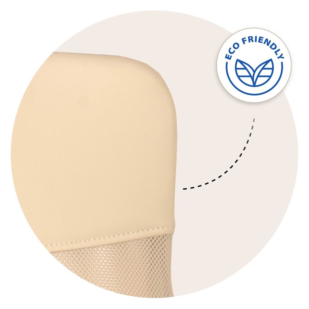 Zbliżenie na beżowy materiał fotela biurowego z mikrosiatką. W prawym górnym rogu znajduje się okrągłe logo z napisem \'ECO FRIENDLY\' i symbolem liścia.