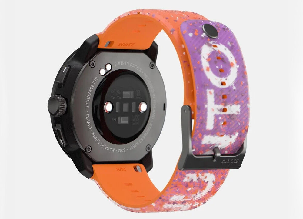 Smartwatch z pomarańczowym paskiem i czarną kopertą, z widocznym napisem \'SUUNTO RACE\' na tylnej części. Pasek ma fioletowe i białe wzory oraz napis \'OFT\'.