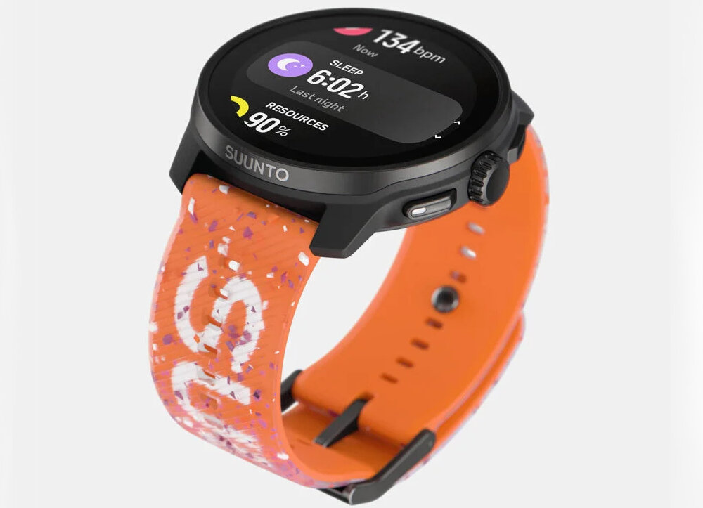 Smartwatch z czarną kopertą i pomarańczowym paskiem z białymi wzorami. Na ekranie widoczne są informacje: \'134 bpm\', \'SLEEP 6:02 h last night\', \'RESOURCES 90%\'.