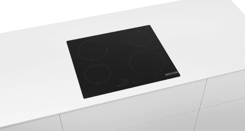 Czarna płyta ceramiczna z czterema okrągłymi polami grzewczymi, zamontowana na białym blacie kuchennym. Widoczne jest logo producenta oraz panel sterowania z symbolami i oznaczeniami.