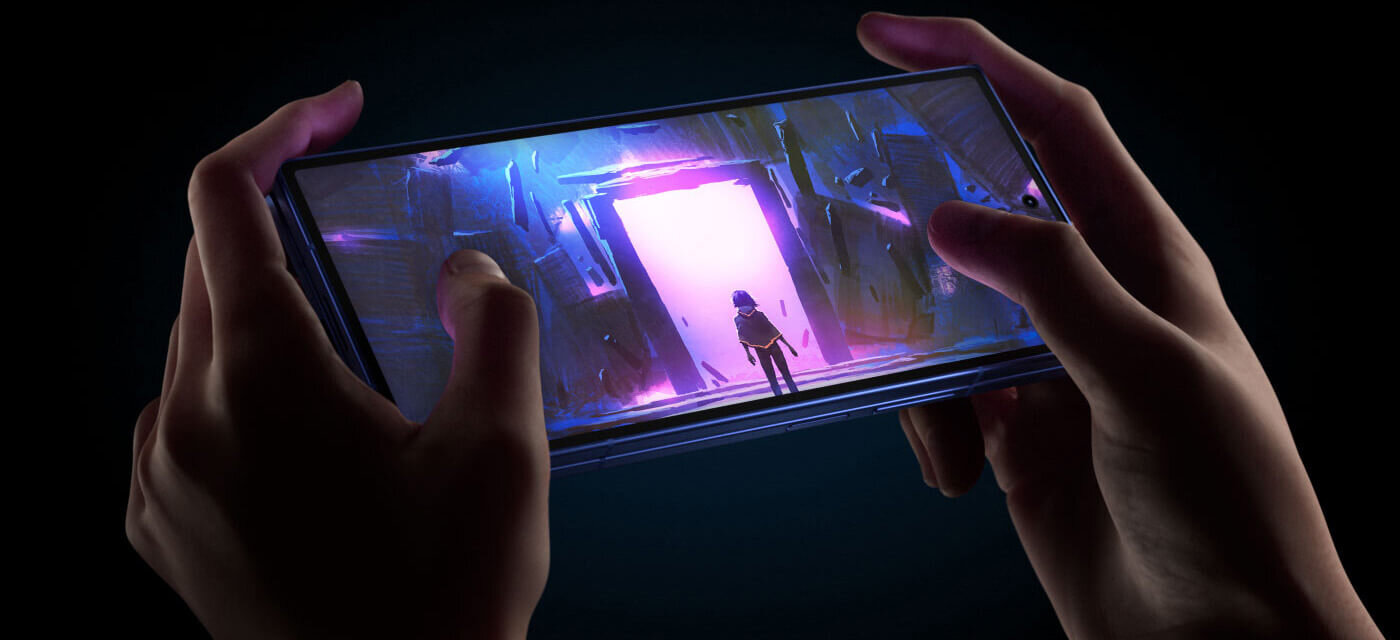 Galaxy Z Fold7 jest widoczny złożony i trzymany poziomo jak konsola do gier. Uruchomiona gra HoYoverse oferuje pełną immersję dzięki naszemu wydajnemu procesorowi z obsługą Vulkan i ray tracingiem. Następnie gra przekształca się, ukazując układ scalony wewnątrz urządzenia.