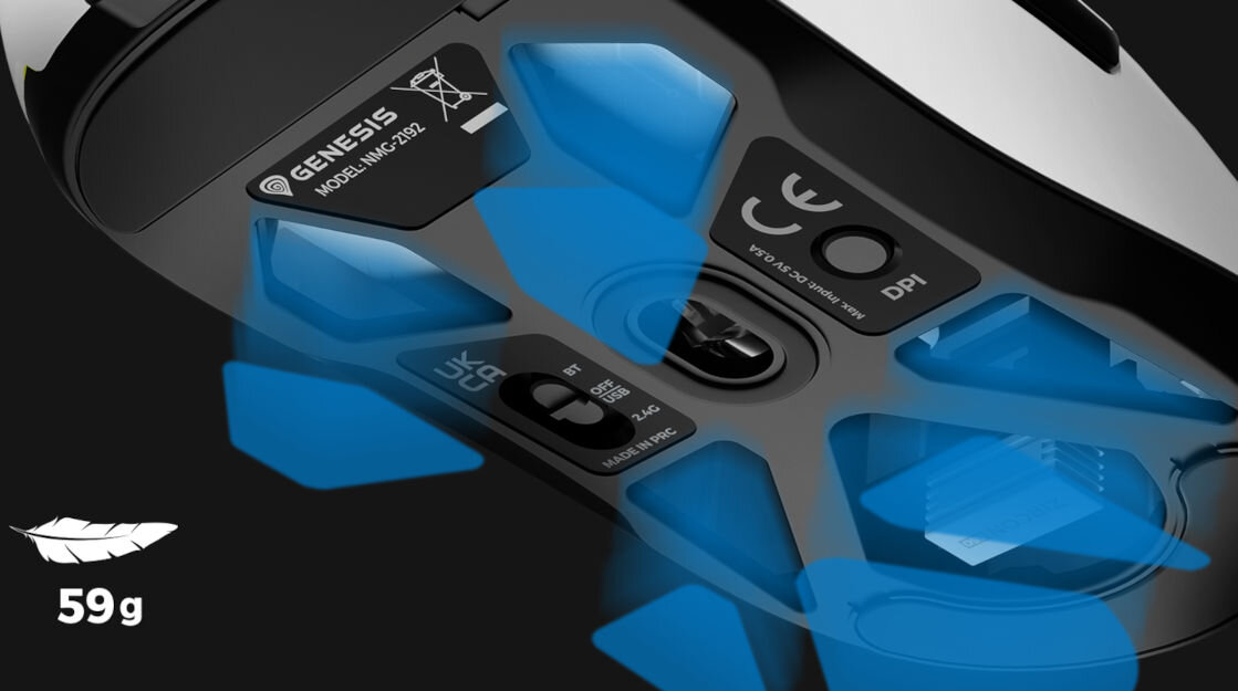 Obraz przedstawia spód białej myszy komputerowej z widocznymi niebieskimi elementami i napisami: \'GENESIS MODEL: XMC-12G2\', \'CE\', \'DPI\', \'UKCA\', \'59g\'.