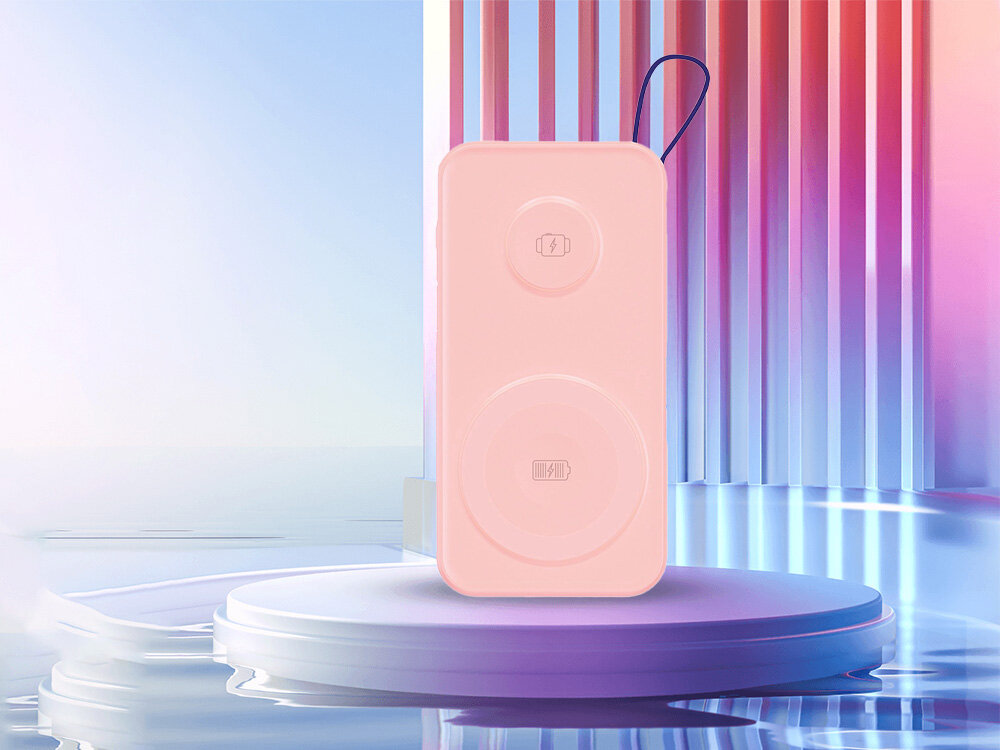 Różowy powerbank z dwoma okrągłymi symbolami na powierzchni, umieszczony na jasnym, futurystycznym tle z pionowymi liniami i odbiciami światła.