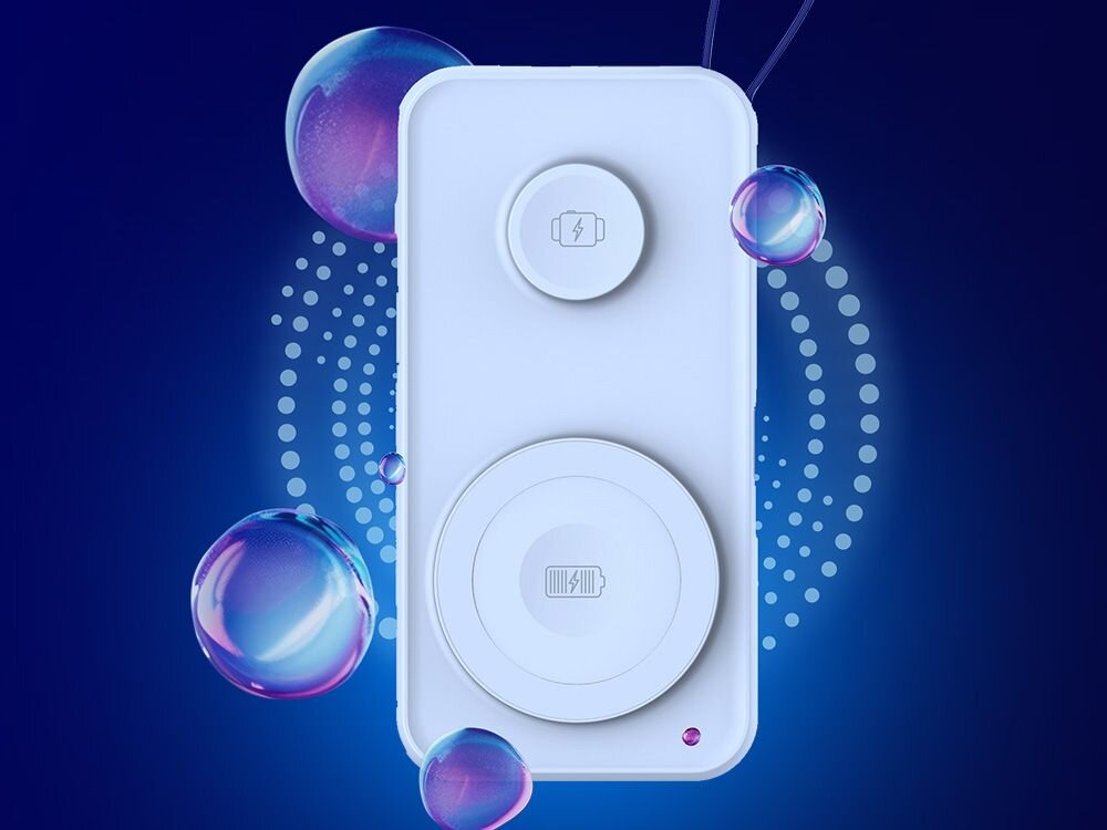 Na obrazie widoczny jest biały powerbank z dwoma okrągłymi elementami na powierzchni, otoczony kolorowymi bąbelkami na niebieskim tle. Na większym okręgu znajduje się symbol baterii.
