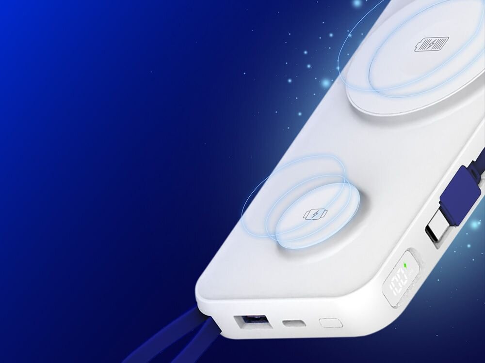 Biały powerbank z dwoma okrągłymi miejscami do ładowania bezprzewodowego, z wyświetlaczem pokazującym poziom naładowania. W tle widoczny jest niebieski gradient z jasnymi punktami.