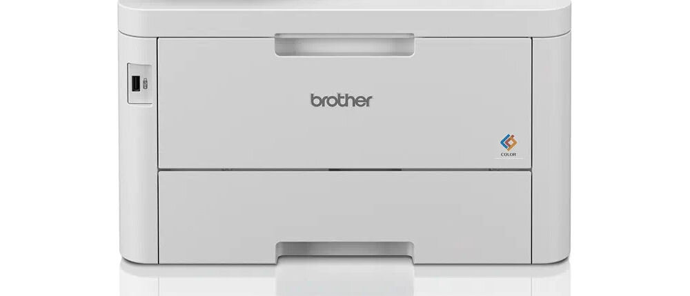 Na obrazie widoczne jest białe urządzenie wielofunkcyjne z logo \'brother\' na przednim panelu oraz kolorowym symbolem. Urządzenie posiada port USB i uchwyt do otwierania.