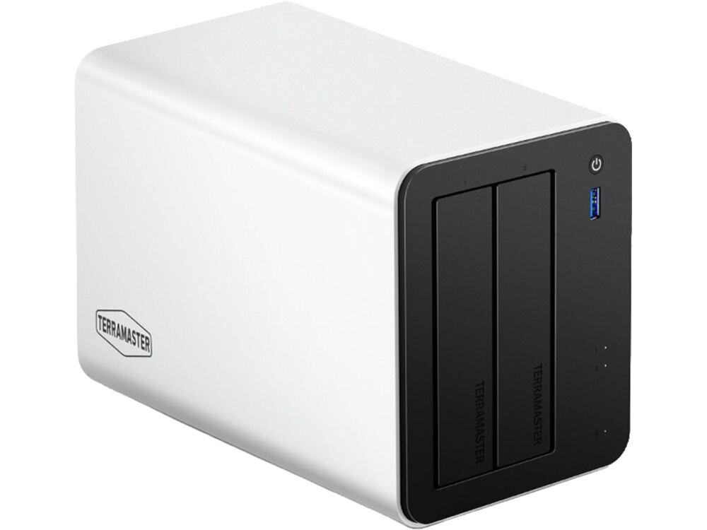 Biały serwer plików z czarnym panelem przednim, na którym znajdują się dwa sloty na dyski oraz port USB. Na obudowie widoczne jest logo \'TERRAMASTER\'.