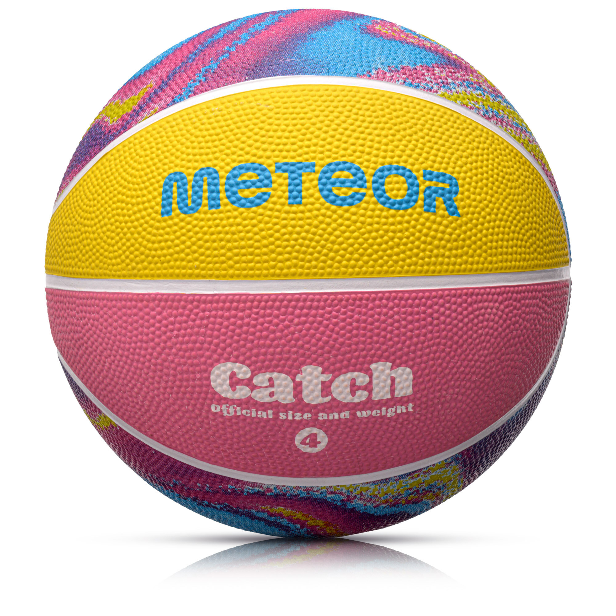Piłka do koszykówki z kolorowymi panelami w odcieniach żółtego, różowego i niebieskiego. Na piłce widoczne są napisy: \'METEOR\' oraz \'Catch official size and weight 4\'.