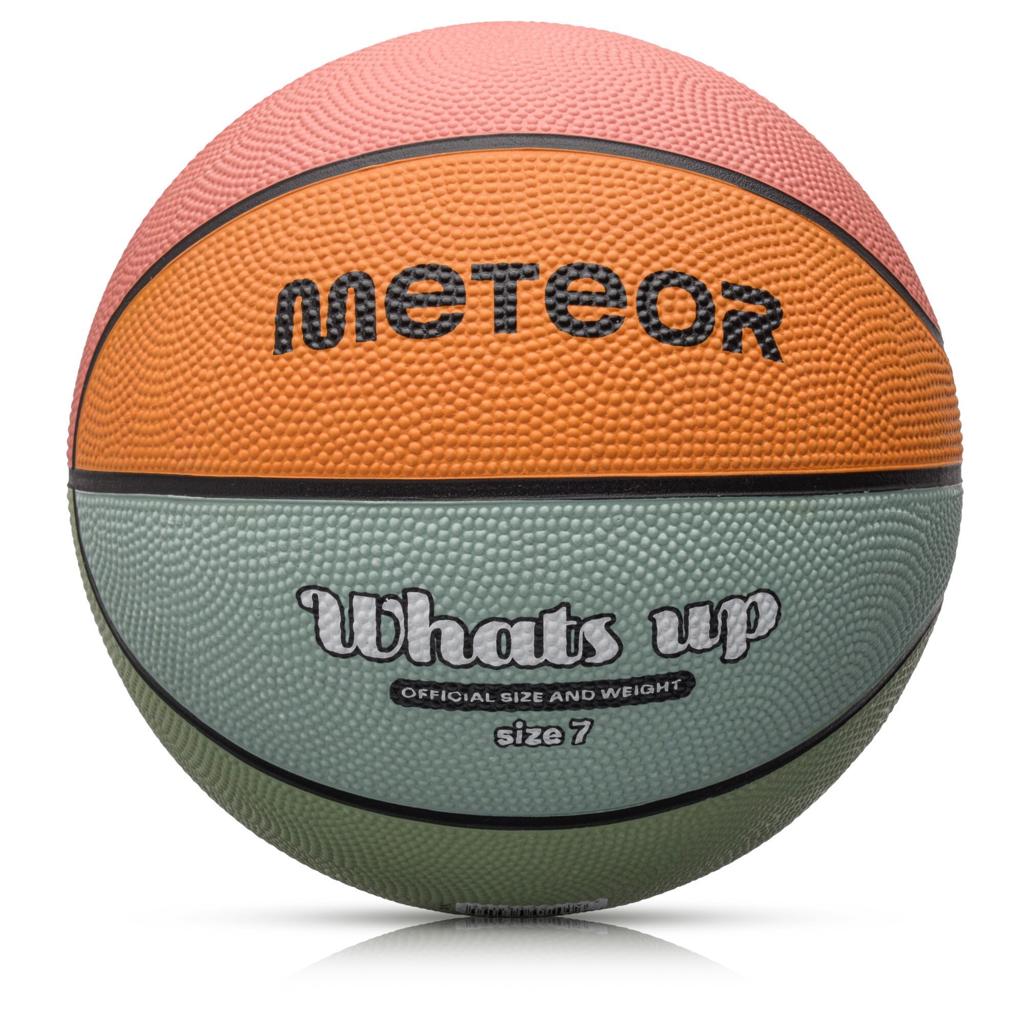 Piłka do koszykówki z widocznym logo \'meteor\' na pomarańczowej części oraz napisem \'What\'s up OFFICIAL SIZE AND WEIGHT size 7\' na zielonej części. Powierzchnia piłki jest teksturowana.