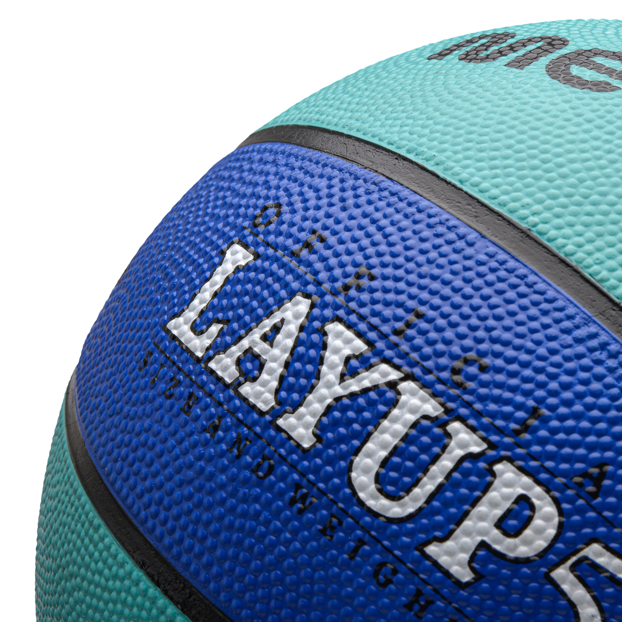 Piłka do koszykówki w kolorach niebieskim i zielonym z widocznym napisem \'LAYUP\'.